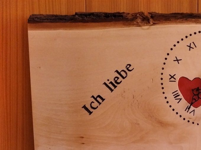 Mit Handgeschnitztem Zifferblatt und Schriftzug, Bilder mit Fototransfertechnik